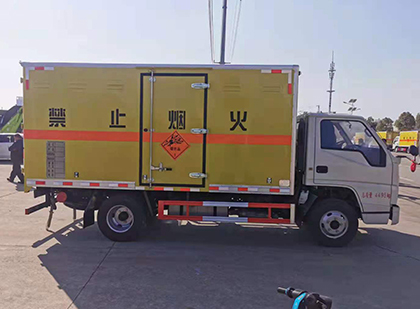 西峡爆破器材运输车工人安全操作规范与智能技术保障